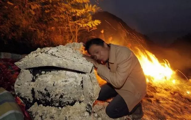 母親去世後不久,兒子總做怪夢,刨開墳墓後,全家人心酸落淚