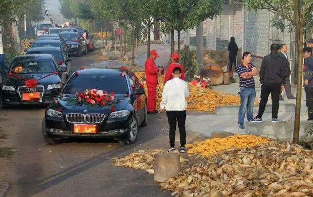 新娘到家後不下車,非要五千下車費,婆婆脫下外衣,新郎趕緊下車