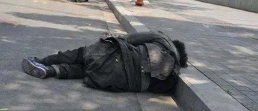 乞丐出事無人敢管，女孩將他送醫院，次日卻被告知「已開除」，老闆：沒人敢要你！