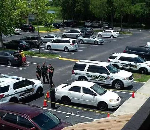 媽媽酒吧喝到不省人事,獨留3歲女兒在車內曝曬!警察趕緊破窗搶救,才讓她撿回一命!