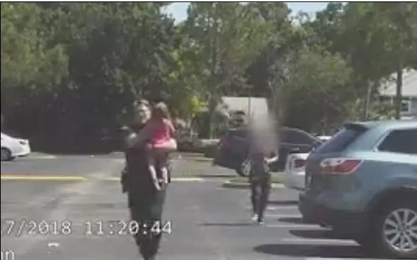 媽媽酒吧喝到不省人事,獨留3歲女兒在車內曝曬!警察趕緊破窗搶救,才讓她撿回一命!