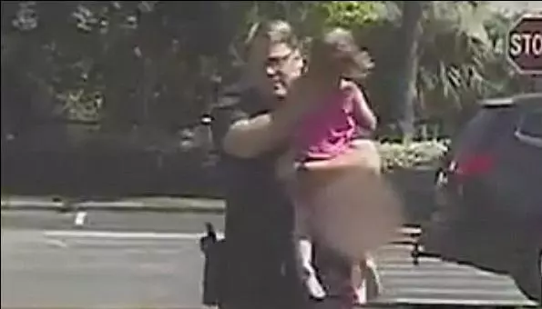 媽媽酒吧喝到不省人事,獨留3歲女兒在車內曝曬!警察趕緊破窗搶救,才讓她撿回一命!