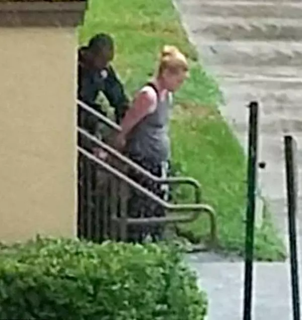 媽媽酒吧喝到不省人事,獨留3歲女兒在車內曝曬!警察趕緊破窗搶救,才讓她撿回一命!