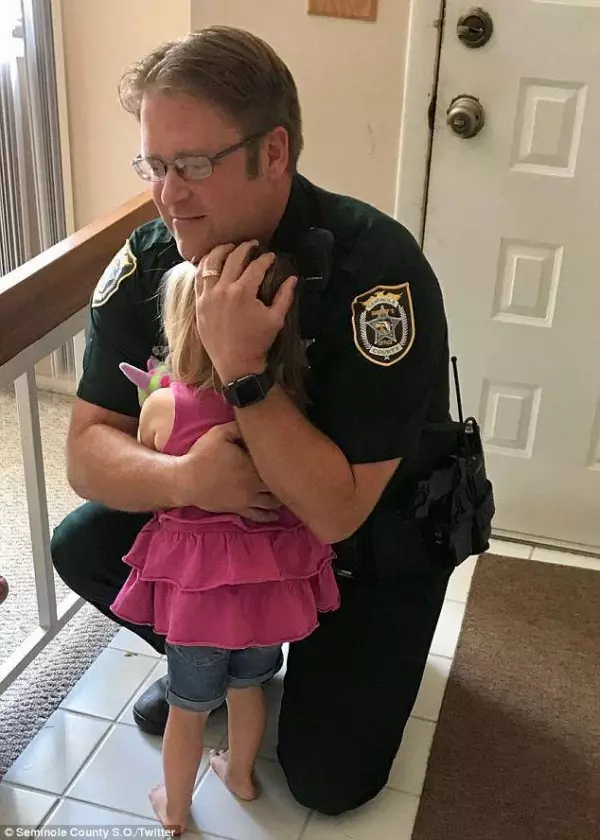媽媽酒吧喝到不省人事,獨留3歲女兒在車內曝曬!警察趕緊破窗搶救,才讓她撿回一命!
