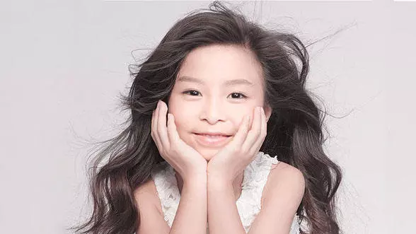 9歲小女孩「狂吸1.9億」帶爸媽住進華麗豪宅!2年間靠著「這件事」讓她9歲就爬上人生高峰!