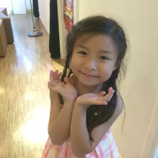 9歲小女孩「狂吸1.9億」帶爸媽住進華麗豪宅!2年間靠著「這件事」讓她9歲就爬上人生高峰!