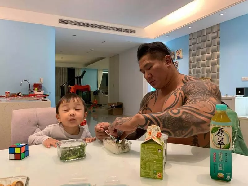 凌晨5點「大哥」餓了 館長一秒變小弟…網友笑翻:表情很銷魂