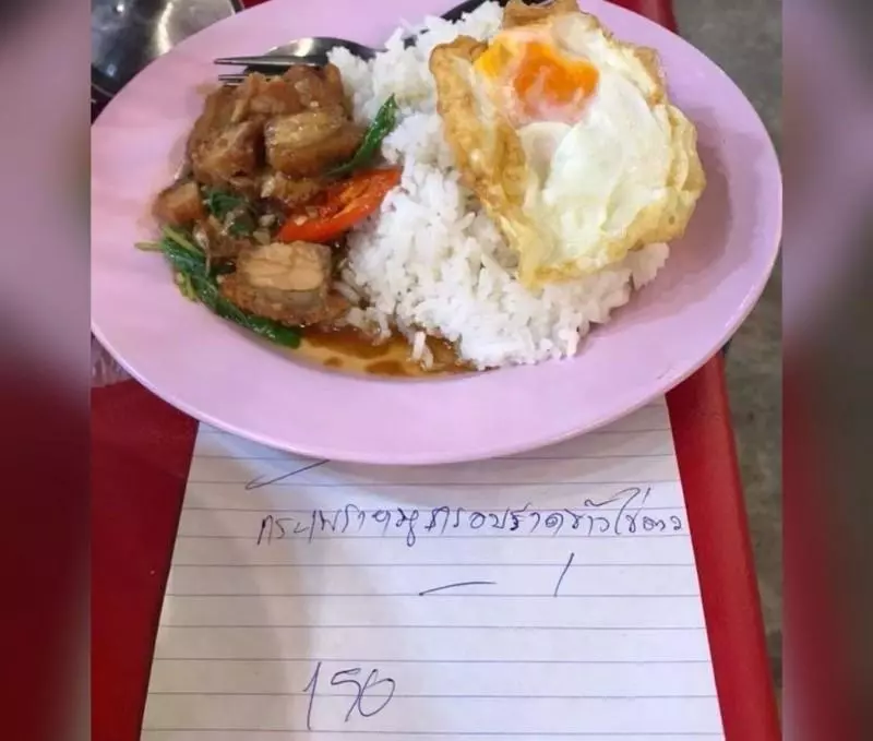 泰國女子夜市用餐,價格收貴一倍,老闆娘:「以為她是中國人!」