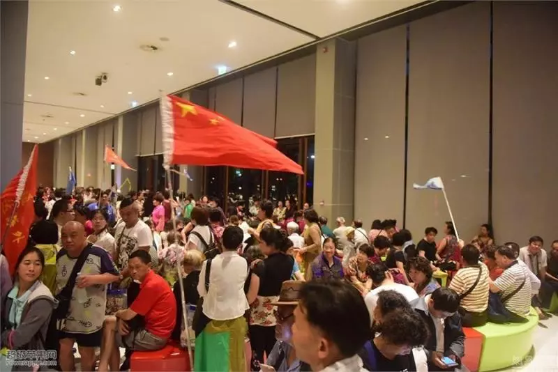 泰國女子夜市用餐,價格收貴一倍,老闆娘:「以為她是中國人!」