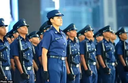 新加坡女子叫囂:「打斷我的腿就上警車!」還踢昏女警,這判罰太輕了吧?