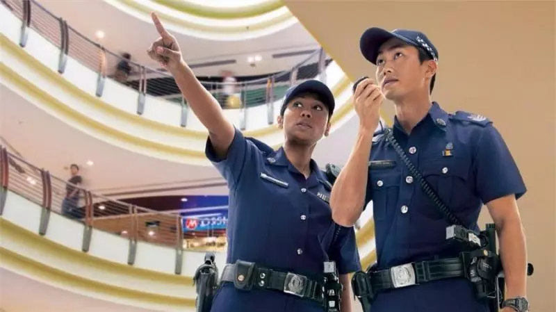 新加坡女子叫囂:「打斷我的腿就上警車!」還踢昏女警,這判罰太輕了吧?