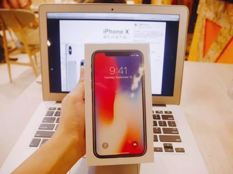大馬男子在KLIA2玩「十元販賣機」,結果竟然抽中iphone X!