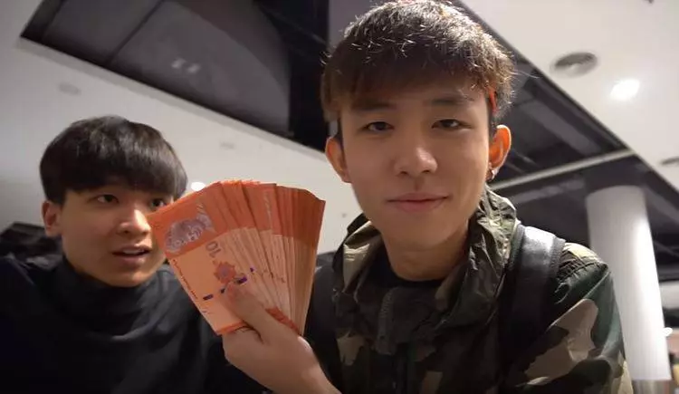 大馬男子在KLIA2玩「十元販賣機」,結果竟然抽中iphone X!