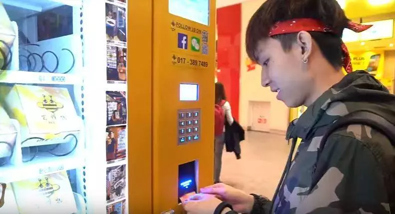 大馬男子在KLIA2玩「十元販賣機」,結果竟然抽中iphone X!