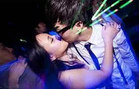 社會亂了~夜店很亂嗎? 女大生PO經驗:被吃豆腐很正常,我也會喇上男生…