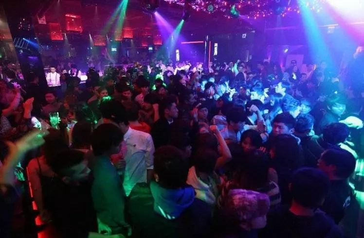 社會亂了~夜店很亂嗎? 女大生PO經驗:被吃豆腐很正常,我也會喇上男生…