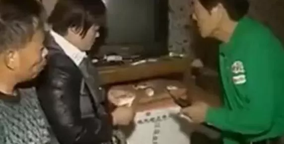 51歲女子還沒跟丈夫離婚,就戀上了36歲男友,三人同住一個屋,一夜之後受不了了……
