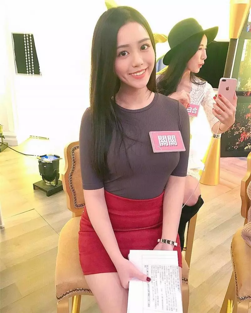 男同學後悔也來不及了... 高中畢業一年 眼鏡妹「封印解除」變女神
