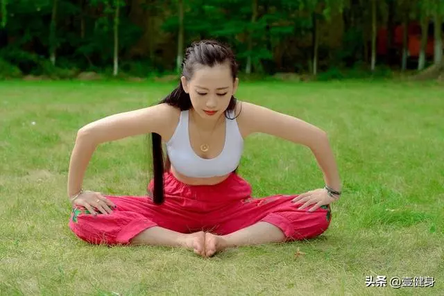 想增強身體柔韌性還不簡單,2個瑜伽體式,讓你力量+柔軟相結合!