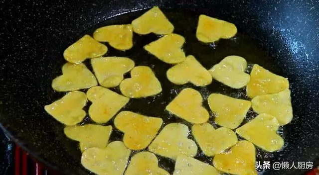 教你用胡蘿蔔做一道小吃,金黃酥脆,過年多做一些當小零食
