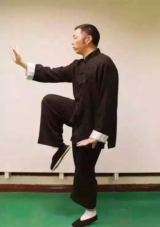 站著不動就能養生!每天這樣站10秒,調五臟,助長壽!