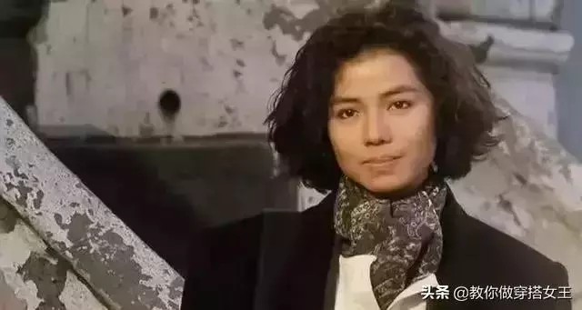 看看朱茵張曼玉25年前的穿搭,甩現在很多女星一條街!