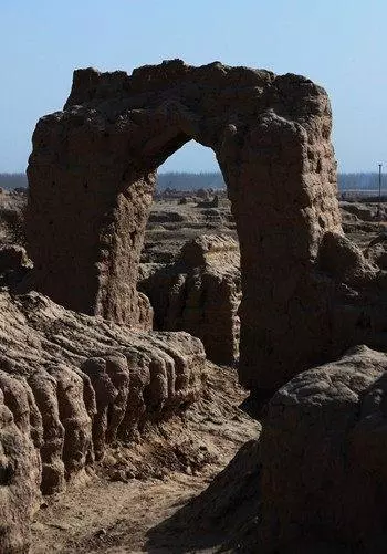 考古家進入一金字塔底下,發現沉睡了4600年的古墓,里藏一奇物