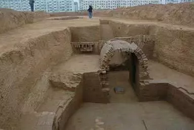 考古家進入一金字塔底下,發現沉睡了4600年的古墓,里藏一奇物