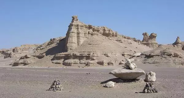 考古家進入一金字塔底下,發現沉睡了4600年的古墓,里藏一奇物