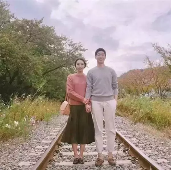 小夫妻「只用同一種姿勢」IG紅翻天!結婚3年甜蜜到大贏其他夫妻