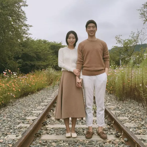 小夫妻「只用同一種姿勢」IG紅翻天!結婚3年甜蜜到大贏其他夫妻