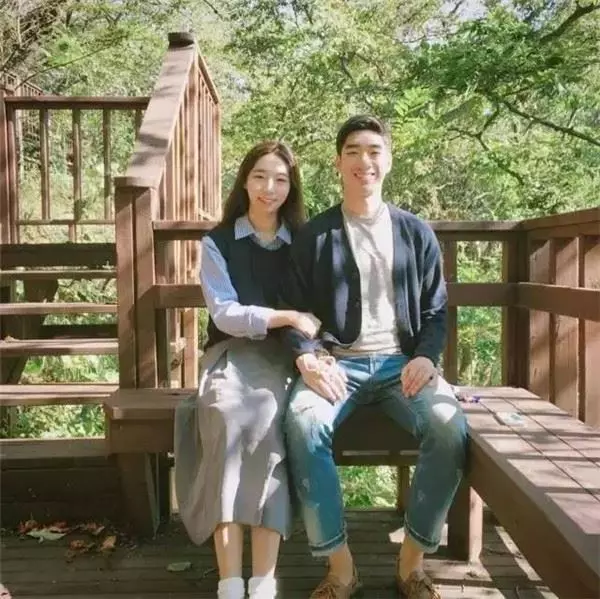 小夫妻「只用同一種姿勢」IG紅翻天!結婚3年甜蜜到大贏其他夫妻