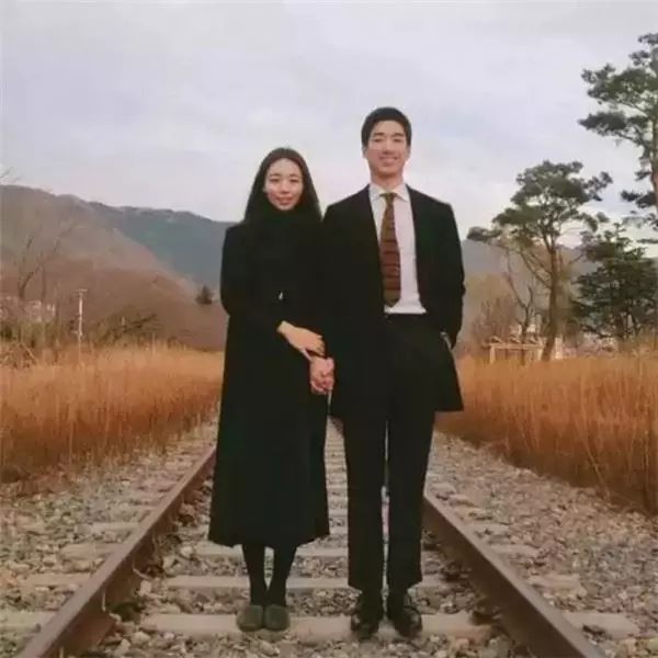 小夫妻「只用同一種姿勢」IG紅翻天!結婚3年甜蜜到大贏其他夫妻