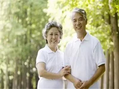 大肚子不用愁,學會這個動作,每天甩腿5分鐘,肚子一天比一天小!