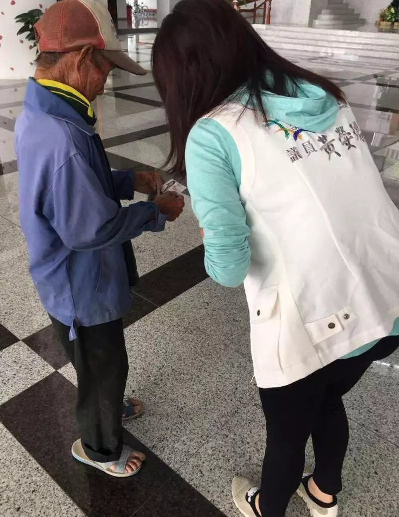 82歲阿公「拾荒3個月存1000元」打算為重病兒子慶生,沒想到舊鈔票竟「斷成6截」,讓他當場痛哭,所幸有議員這樣幫他!