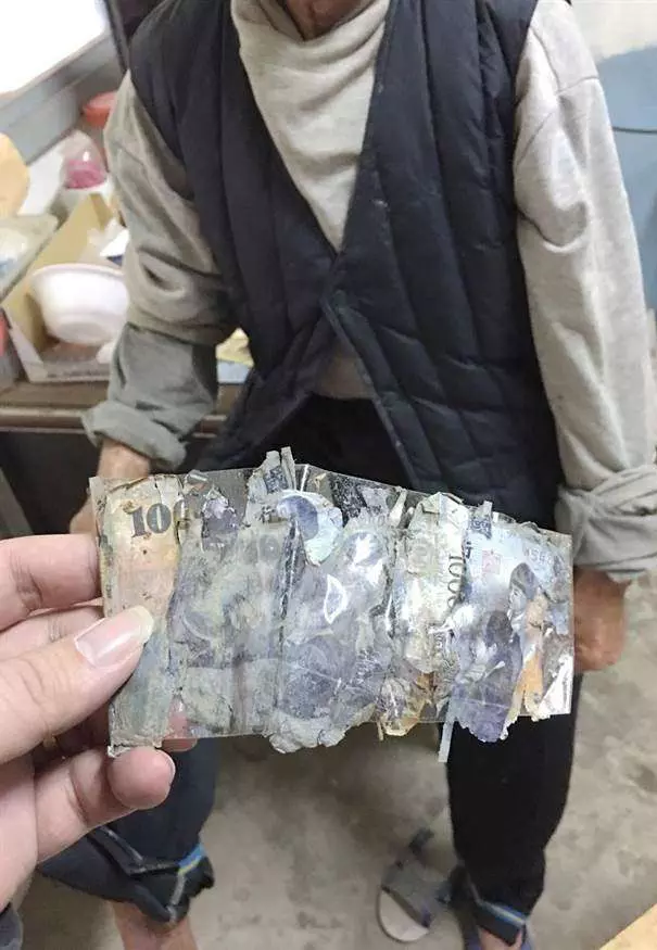 82歲阿公「拾荒3個月存1000元」打算為重病兒子慶生,沒想到舊鈔票竟「斷成6截」,讓他當場痛哭,所幸有議員這樣幫他!