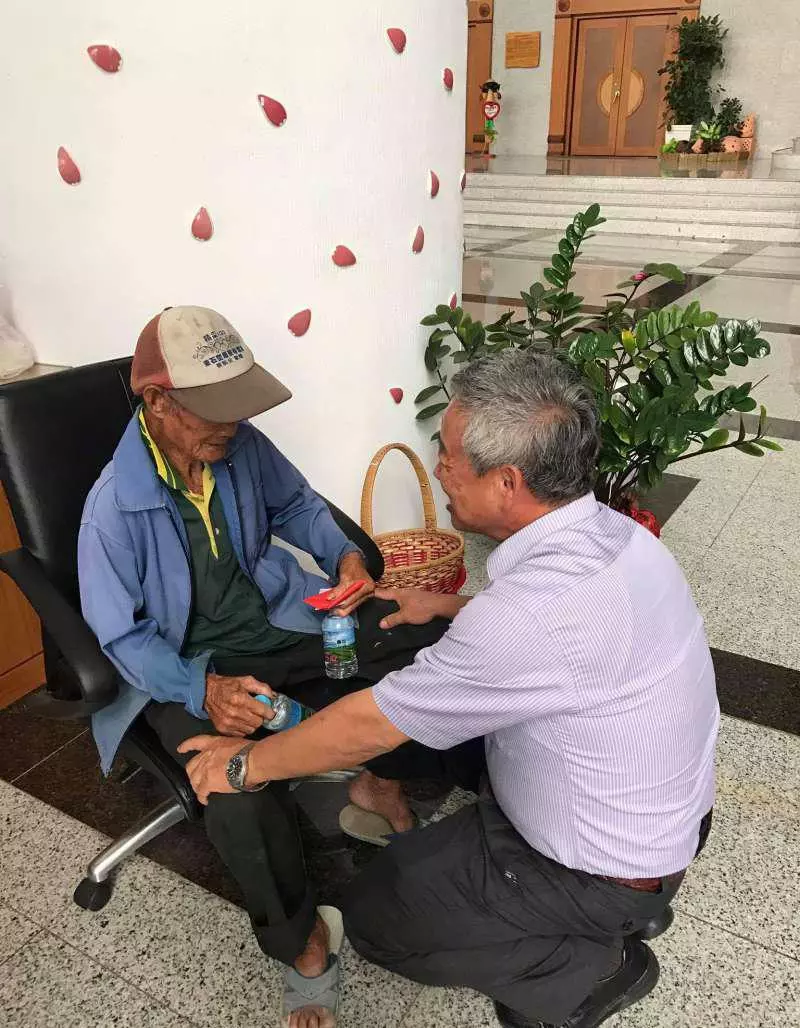 82歲阿公「拾荒3個月存1000元」打算為重病兒子慶生,沒想到舊鈔票竟「斷成6截」,讓他當場痛哭,所幸有議員這樣幫他!