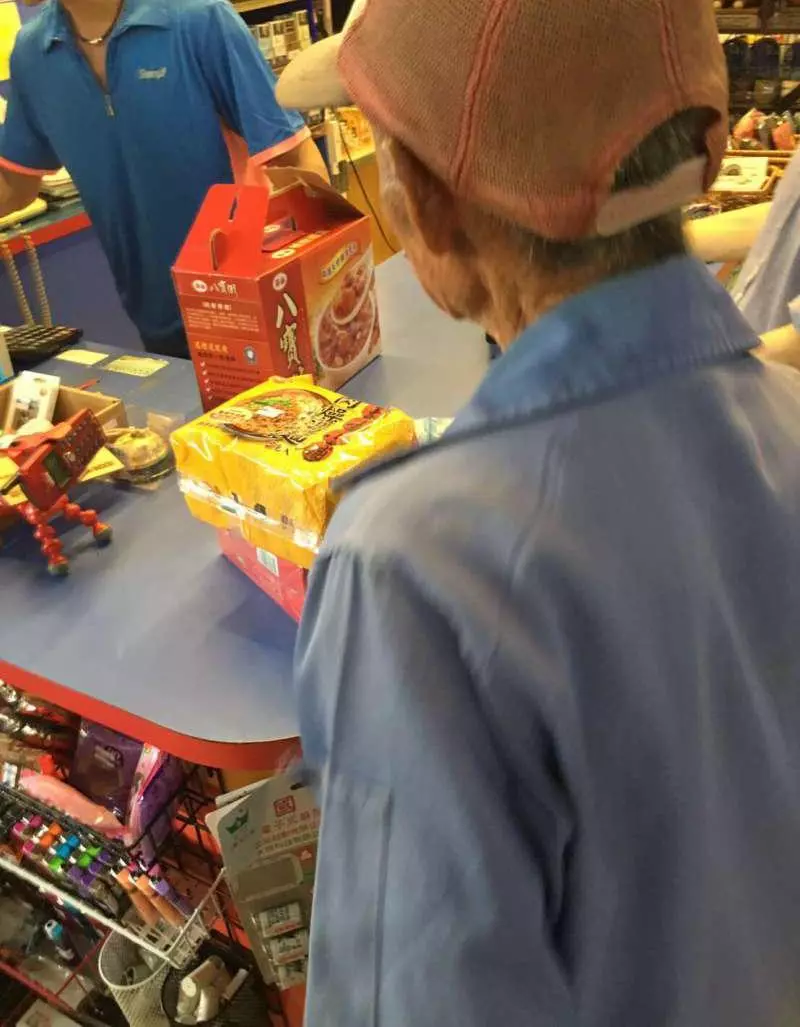 82歲阿公「拾荒3個月存1000元」打算為重病兒子慶生,沒想到舊鈔票竟「斷成6截」,讓他當場痛哭,所幸有議員這樣幫他!