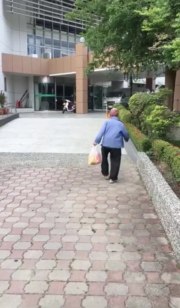 82歲阿公「拾荒3個月存1000元」打算為重病兒子慶生,沒想到舊鈔票竟「斷成6截」,讓他當場痛哭,所幸有議員這樣幫他!