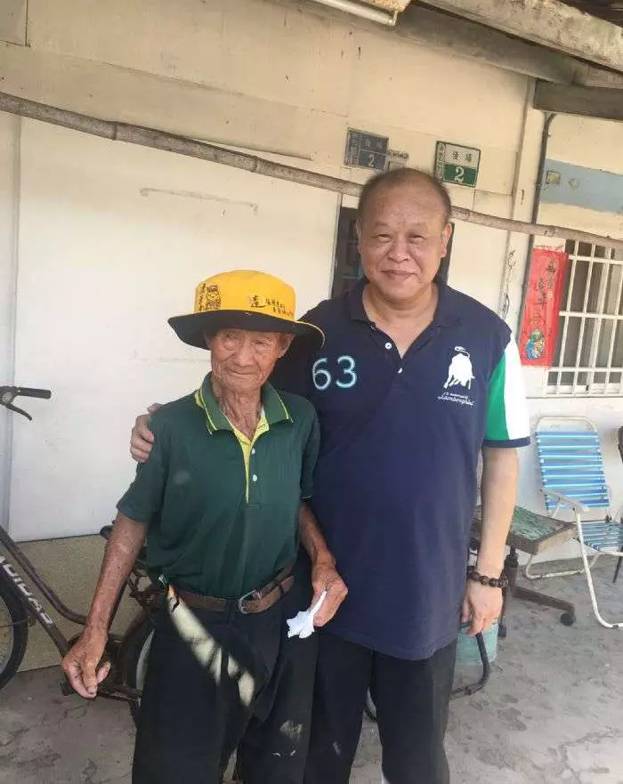 82歲阿公「拾荒3個月存1000元」打算為重病兒子慶生,沒想到舊鈔票竟「斷成6截」,讓他當場痛哭,所幸有議員這樣幫他!