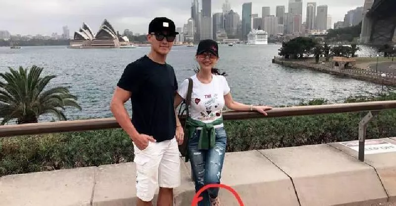 63歲趙雅芝與兒子合照似情侶,『 但網友卻紛紛注意到她的腳』…