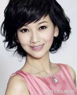 63歲趙雅芝與兒子合照似情侶,『 但網友卻紛紛注意到她的腳』…
