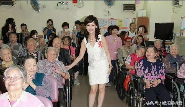 63歲趙雅芝與兒子合照似情侶,『 但網友卻紛紛注意到她的腳』…