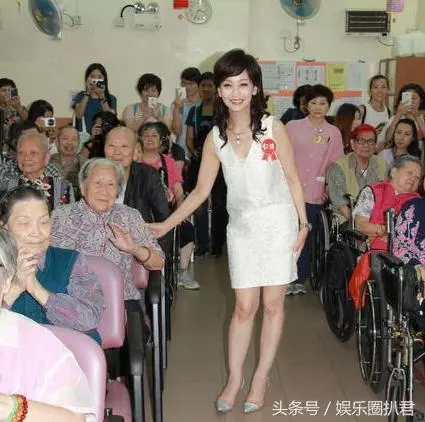 63歲趙雅芝與兒子合照似情侶,『 但網友卻紛紛注意到她的腳』…