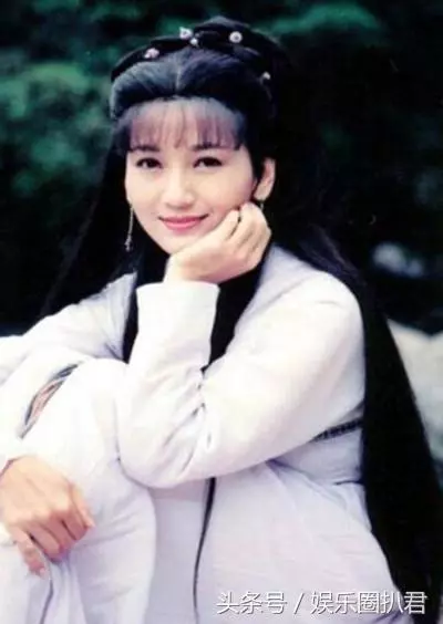 63歲趙雅芝與兒子合照似情侶,『 但網友卻紛紛注意到她的腳』…