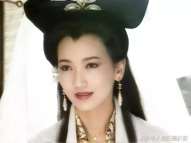 63歲趙雅芝與兒子合照似情侶,『 但網友卻紛紛注意到她的腳』…