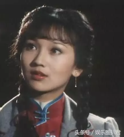 63歲趙雅芝與兒子合照似情侶,『 但網友卻紛紛注意到她的腳』…
