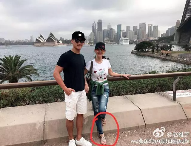 63歲趙雅芝與兒子合照似情侶,『 但網友卻紛紛注意到她的腳』…