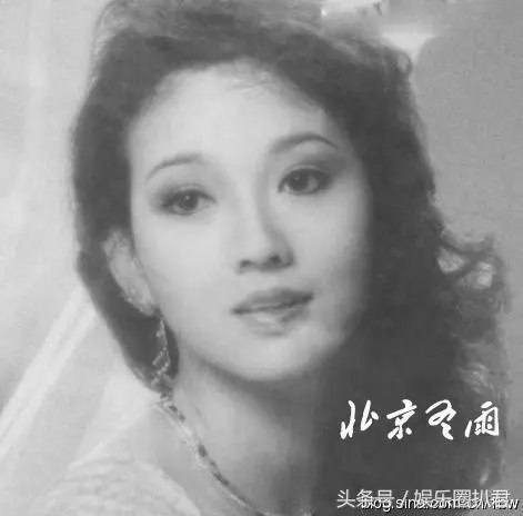 63歲趙雅芝與兒子合照似情侶,『 但網友卻紛紛注意到她的腳』…