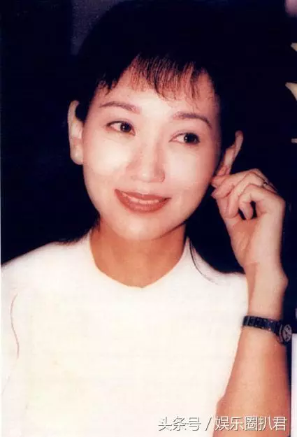 63歲趙雅芝與兒子合照似情侶,『 但網友卻紛紛注意到她的腳』…
